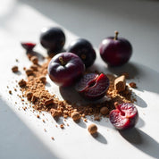 Plum and cinnamon represent the olfactory notes of the perfume.