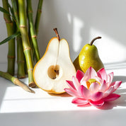 Pear, bamboo and lotus flower represent the olfactory notes of the perfume.