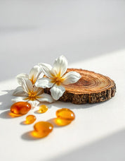 Jasmine, amber and wood represent the olfactory notes of the perfume.