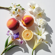 Peaches, iris flower, magnolia and gardenia represent the olfactory notes of the perfume.