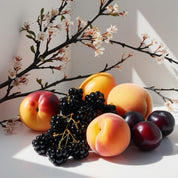 Nectarine, peach, plum and blackcurrant represent the olfactory notes of the perfume.