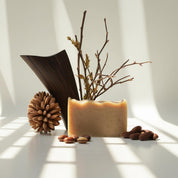 Soap, wood and tonka bean represent the olfactory notes of the perfume.