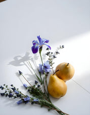 Pear and lavender represent the olfactory notes of the perfume.