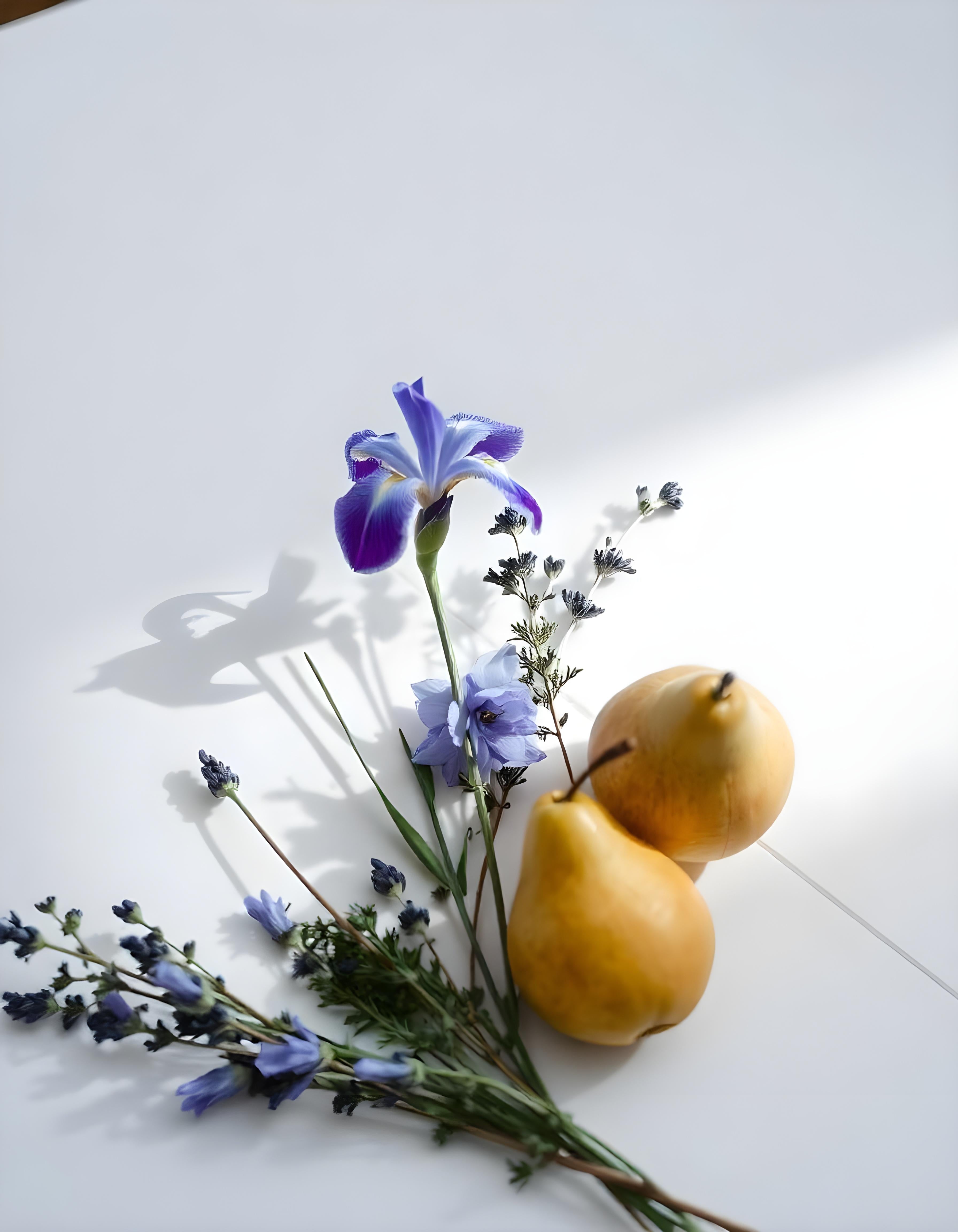 Pear and lavender represent the olfactory notes of the perfume.