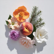 Peach, marigold, violet and gardenia represent the olfactory notes of the perfume.