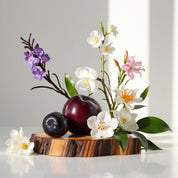 Plum, jasmine, violet and wood represent the olfactory notes of the perfume.