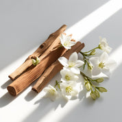 Sandalwood and jasmine represent the olfactory notes of the perfume.