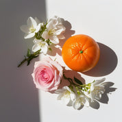 Mandarin, rose and jasmine represent the olfactory notes of the perfume.