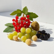 Currant, lychee and elderberry represent the olfactory notes of the perfume.