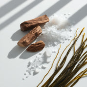 Sea salt, seaweed and wood represent the olfactory notes of the perfume.