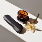 Amber, saffron and black wood represent the olfactory notes of the perfume.