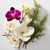 Orchid, jasmine and cypress represent the olfactory notes of the perfume.