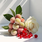 Lychee, rose and red currant represent the olfactory notes of the perfume.