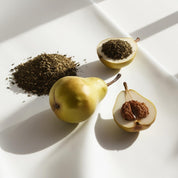 Pear and musk represent the olfactory notes of the perfume.