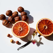 Grapefruit, vanilla and hazelnut represent the olfactory notes of the perfume.