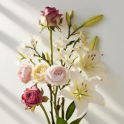 Jasmine, lily and tuberose represent the olfactory notes of the perfume.