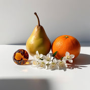 Amber, pear, orange and jasmine represent the olfactory notes of the perfume.