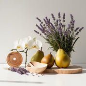 Pear, lavender, orchid and wood represent the olfactory notes of the perfume.