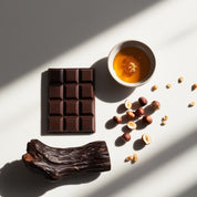 Chocolate, hazelnut wood and honey represent the olfactory notes of the perfume.