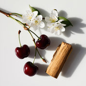 Cherry, wood and jasmine represent the olfactory notes of the perfume.